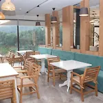Szálloda Hotel Qeparo