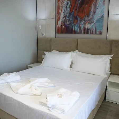 Hotel Qeparo Отель *