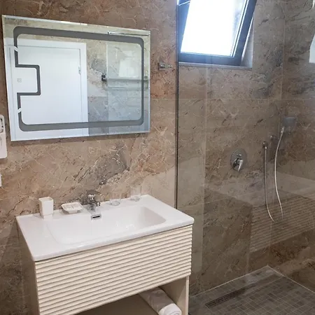 Hotel Qeparo Отель
