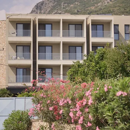 Hotel Qeparo Szálloda