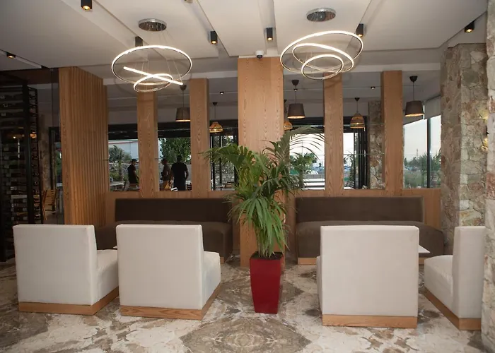 Hotel Qeparo ホテル ケパロ