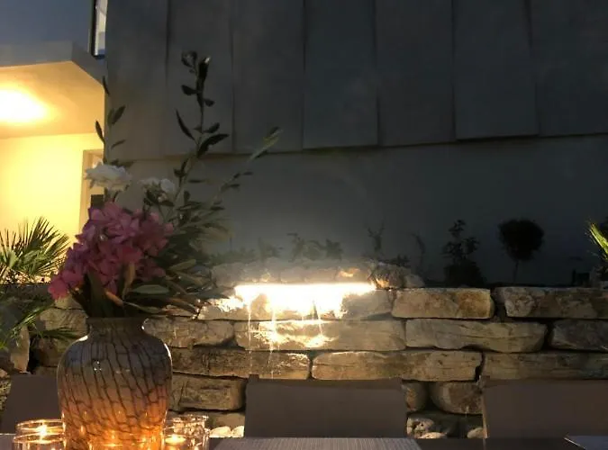 Hotel Qeparo ホテル *