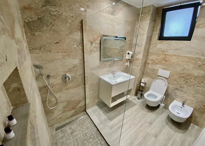 Hotel Qeparo ホテル ケパロ