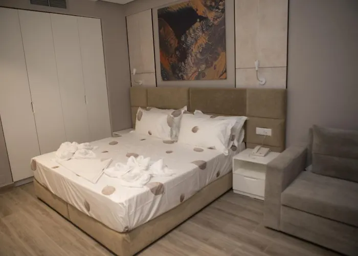 Hotel Qeparo Szálloda