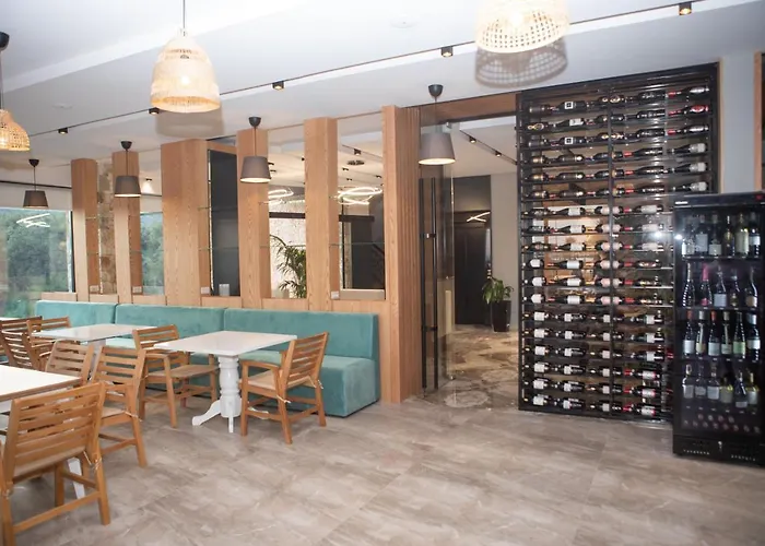 Hotel Qeparo Szálloda *