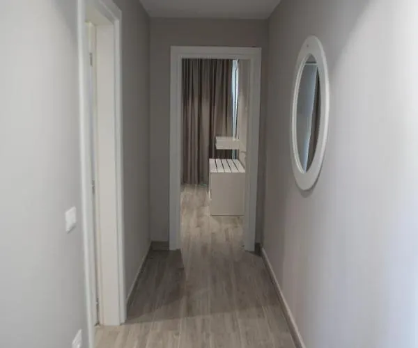 Hotel Qeparo Szálloda