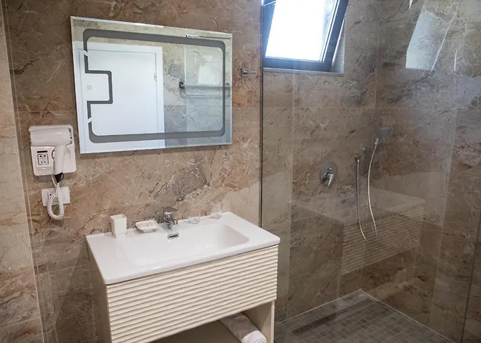 Hotel Qeparo Szálloda