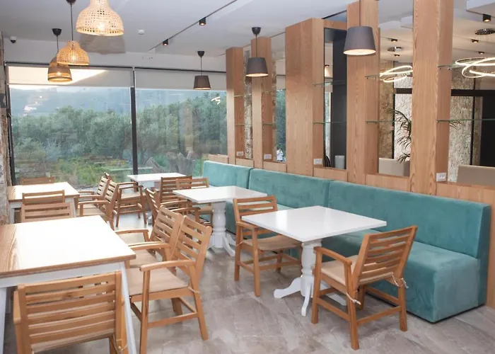 Szálloda Hotel Qeparo