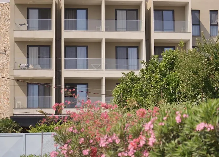 Hotel Qeparo Szálloda